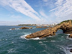 Vue de l'océan Atlantique avec au fond une plage et la ville de Biarritz.