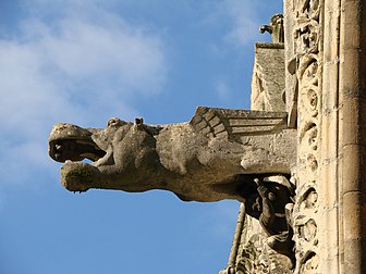 Une gargouille en forme d'hippopotame, sur la façade de la cathédrale Notre-Dame de Laon. Elle fut réalisée à l'occasion de la restauration de l'édifice, dans le dernier quart du XIXe siècle. (définition réelle 2 268 × 1 701)