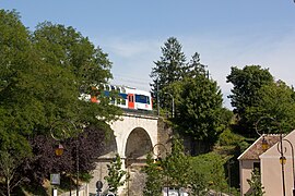 Traversée du viaduc par une rame automotrice de la série Z 5600, en 2010.