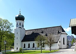 Herz Jesu (li.: Seitenansicht; re.: Frontansicht mit Eingang)