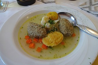 Hochzeitsuppe mit Leberklößen, Eierstich, Blumenkohl und Gelbe Rüben als Einlagen