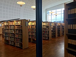 Interior da biblioteca da universidade