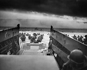 Do spárů smrti, vojáci z 1. divize přistávají na Omaha Beach. Fotograf: Robert F. Sargent