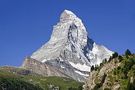 Vue du Cervin avec l'arête du Hörnli qui sépare la face nord (à droite) de la face est (à gauche).