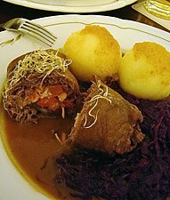 Rindsroulade mit Apfelrotkohl und Kartoffelklößen