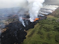 5月21日 Fissure 22付近。この後、右奥でFissure 8が最も活動的な火口となり多量の溶岩を流出させる。