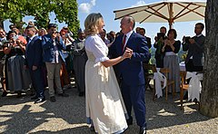 自身の結婚式でロシアのウラジーミル・プーチン大統領と踊る（2018年8月18日）