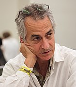 David Strathairn encarna Peter Kotsiopoulos, àlies el « Director »