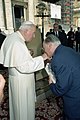 Duilio Magnani bacia l'anello del pescatore di papa Giovanni Paolo II