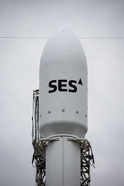 SES-9 v aerodynamickém krytu rakety Falcon 9 před startem.