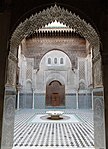 Un arco lambrequín con decoración mocárabe en la madrasa de Al-Attarine, Fez (Marruecos) (1323-1325)