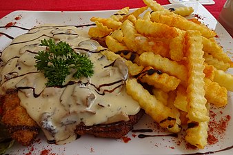 Jägerschnitzel mit Pilz-Sauce und Pommes frites