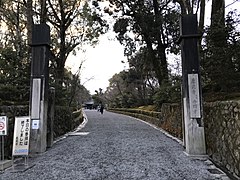 Porte noire du Kinkaku-ji