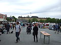 Flohmarkt auf dem Volksfestplatz mit Rückseite des Markgräfin-Wilhelmine-Gymnasiums