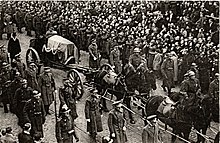 Le cortège funèbre du roi parcourt la ville de Bruxelles, son cercueil est posé sur un affût de canon tiré par des chevaux