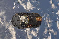 החללית H-II Transfer Vehicle מתקרבת אל תחנת החלל הבינלאומית