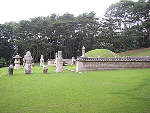 Могила короля Сунджо в парке Сенджон