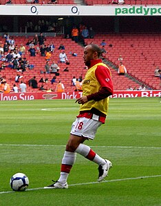 Mikael Silvestre warming up