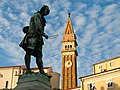 Estàtua de Giuseppe Tartini, al darrere el campanar de la catedral de Sant Jordi