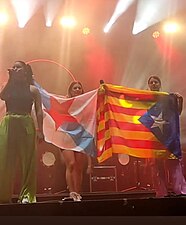 06/07: El grup gallec Tanxugueiras alça una estreleira i una estelada al festival de música valencià Feslloc