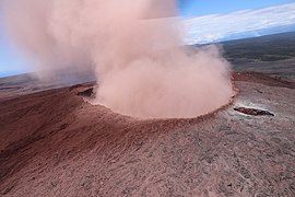 5月3日のプウ・オオ火口。陥没しピンク色の煙が上がる。[注釈 2][19]