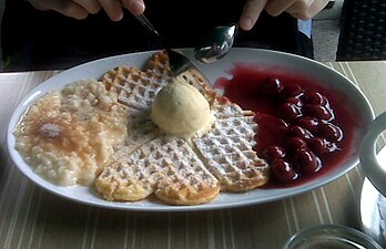 Bergische Waffeln mit Milchreis, Zimt und Zucker