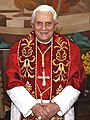 Papa Benedetto XVI in abito corale indossa la croce pettorale con cordone
