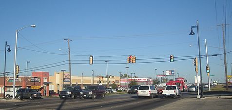 Eksempel på trafiklys monteret på en wire i Fort Worth Texas.