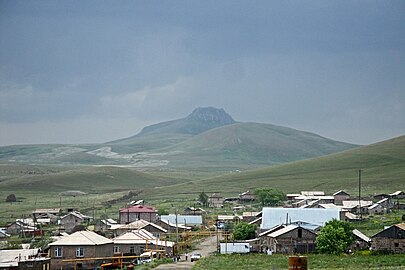 Լեռնապար գյուղը, հետին պլանում՝ Ծաղկասար լեռը