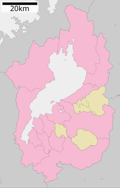 Mapa konturowa prefektury Shiga, po lewej nieco na dole znajduje się czarny trójkącik z opisem „Hiei”