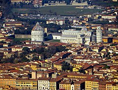 Pemandangan udara dengan kompleks Piazza dei Miracoli dari selatan