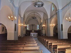 Un intérieur d'église solide en style roman.