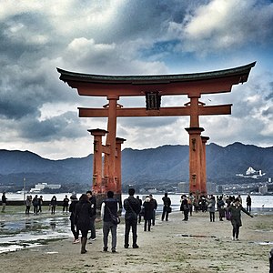 Grand torii du Sanctuaire d'Itsukushima. Style datant de la fin de l'époque des Fujiwara. Reconstruction 1875.