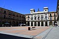 Plaza del Mercado Chico, taustalla kaupungintalo.