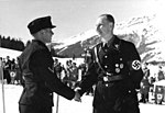 Heydrich skakar hand med en ung SS-kadett i februari 1939.