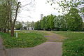 Marktplatz mit Kirche im Hintergrund