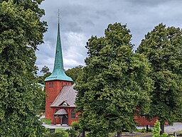 Karlskoga kyrka med träd, 2022.