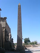 Obelisk i rød granitt