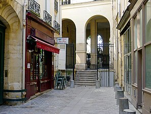 Escalier menant au porche.