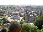 Côté sud-est, l'arrière bâtiment de l'Hôtel de ville et au fond la nouvelle église de Saint-Martin