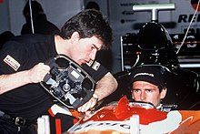 Photo d'un homme dans le cockpit d'une monoplace de Formule 1