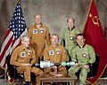 Posada zajedničkog projekta SAD i SSSRa Apolo-Sojuz, s leva na desno: Tomas Staford i Aleksej Leonov (stoje), Vens Brend, Donald Slejton i Valerij Kubasov (sede)