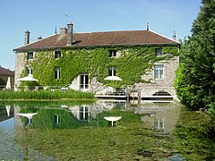 Le bassin de la résurgence et le moulin.