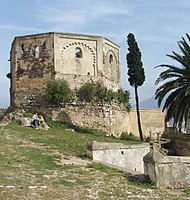 Il-fdalijiet tal-Alcazaba de los Adives qrib l-eks barrakki tar-Regulares.