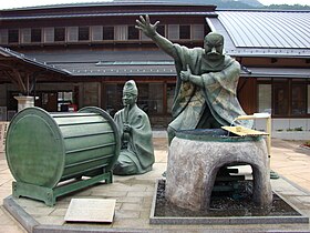 道の駅遠山郷にある遠山の霜月祭りの像