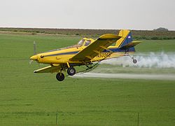 Air Tractor AT-400 beim Ausbringen von Pflanzenschutzmitteln