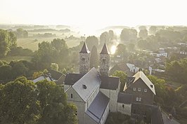 De meanderende Roer passeert de basiliek van Sint Odiliënberg