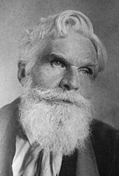 哈維洛克·艾利斯的肖像照片，一位老先生，白髮、長密的鬍子、眼神銳利。