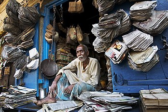 Fabricant et marchand de sacs en papier de Varanasi, dans l'État indien de l'Uttar Pradesh. (définition réelle 3 504 × 2 336)