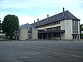 la cour de récréation, avec le bâtiment des sciences en arrière-plan